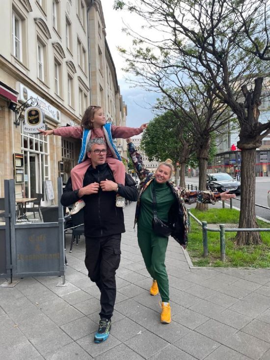 8-летняя дочь Тони Матвиенко трогательно спела с папой Арсеном Мирзояном на сцене – видео