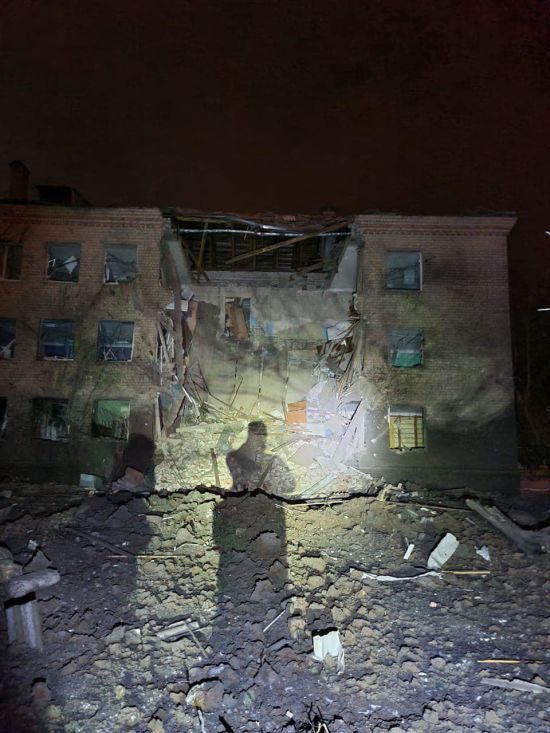 Ракетный удар по Харькову: разрушен подъезд дома, под завалами люди