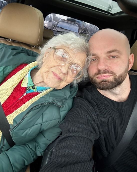 Известный украинский ведущий показал, как с 93-летней бабушкой проводит время