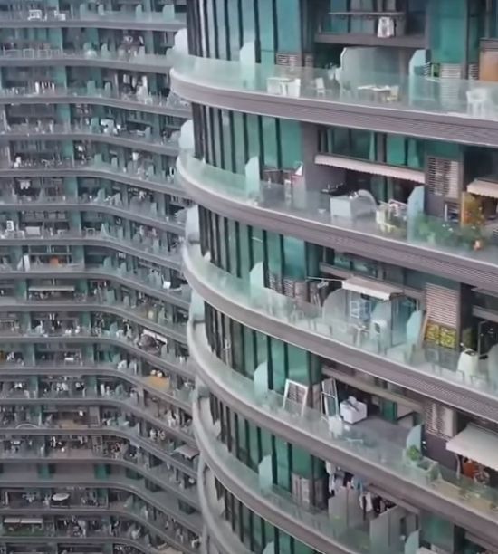 Маленьке місто: який вигляд має будинок, де живе 20 000 людей (відео)