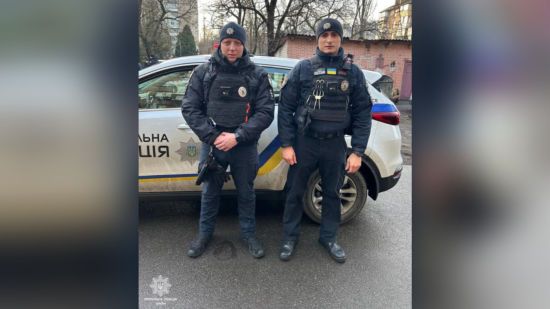 Окровавленный труп в мусорнике: в Киеве патрульные по горячим следам задержали вероятных убийц