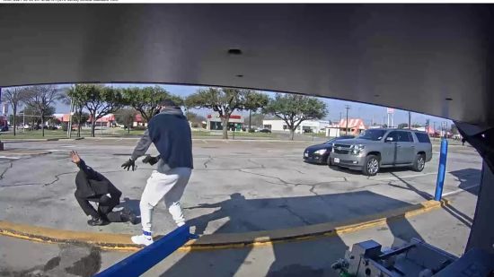 Мужчина снял штаны с охранника во время ограбления банкомата - фото