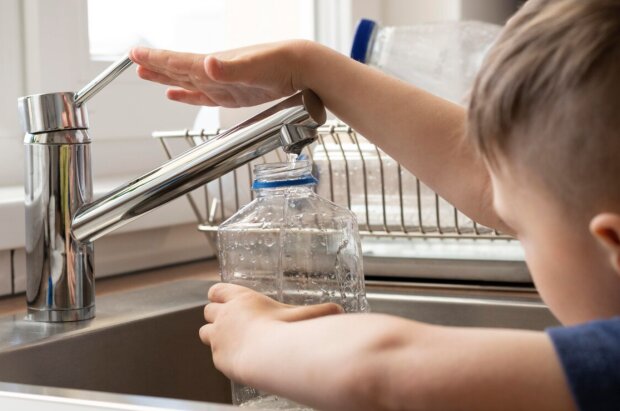 Жарким летом горячие тарифы: каких городов коснется сумасшедшее подорожание воды