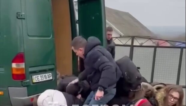 34 уклониста в одном бусе: на границе задержали рекордное количество беглецов. Сразу и избили