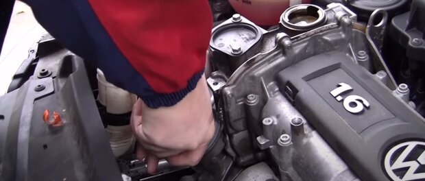 Когда нужно менять масло в двигателе: нужно считать не километры, а часы