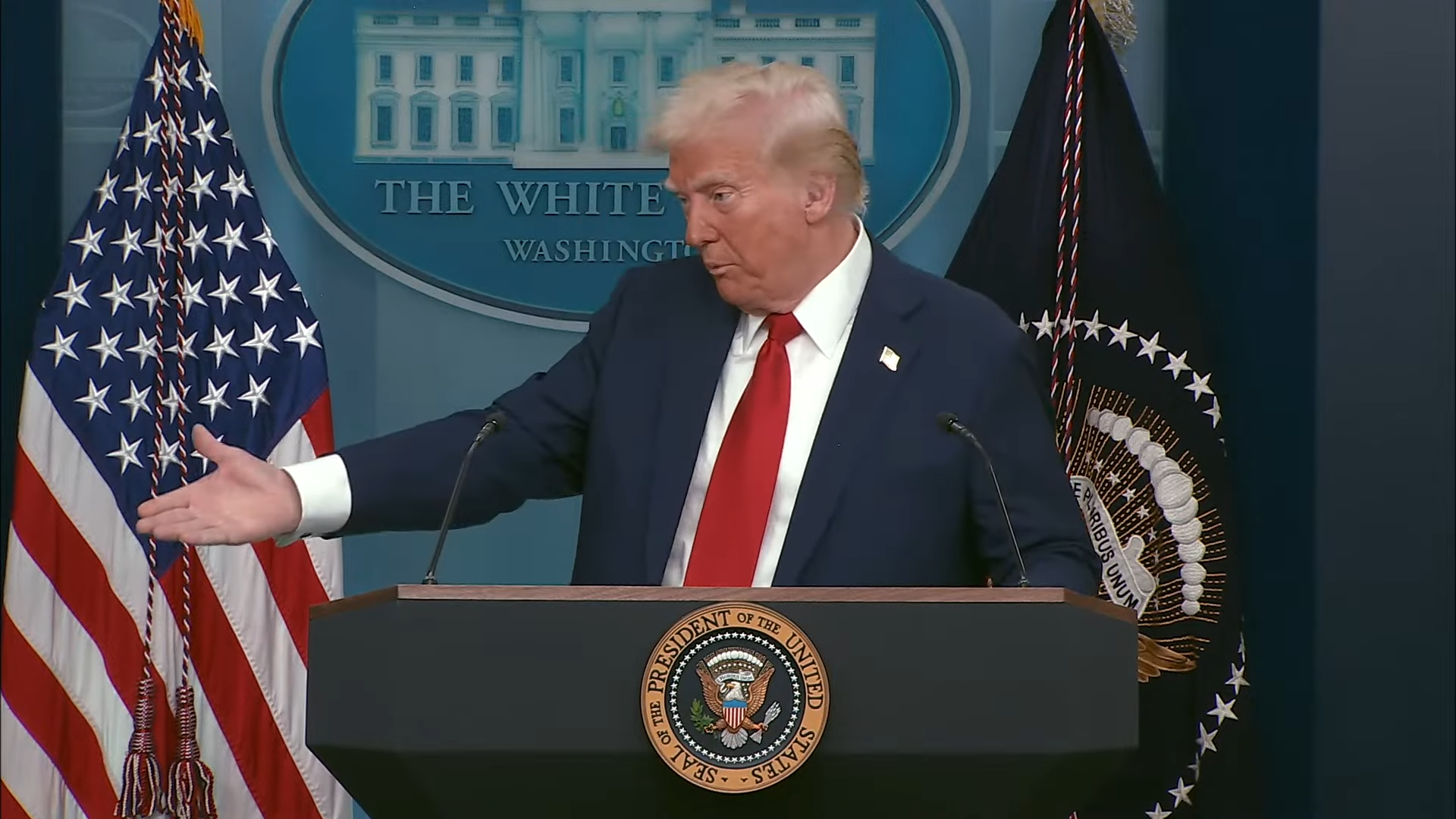 «США займають вичікувальну позицію»: експерт пояснив, як змінилась позиція Трампа