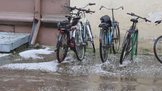 Улицы побелели: город на Прикарпатье засыпало градом (фото)